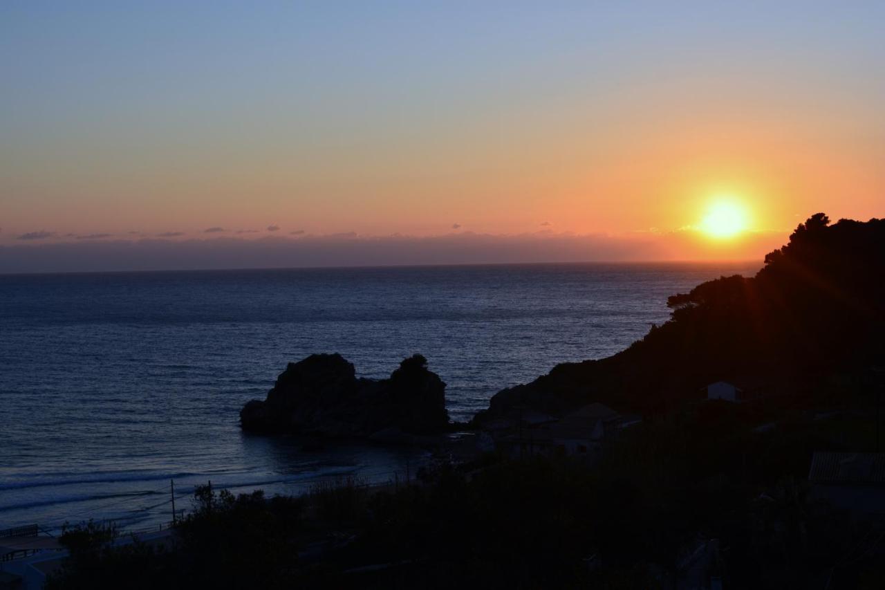 Papadatos Apts With Amazing View - 5Mins From The Beach Kontogialos Екстер'єр фото